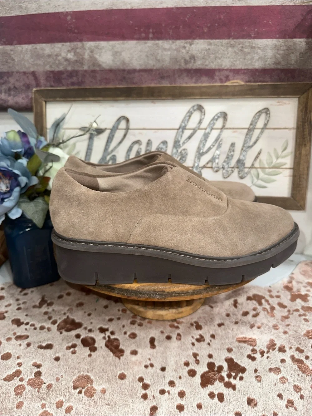 Clarks suede slip
